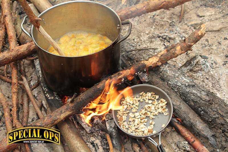 Zupa z młodych liści pędów i mięsa gotowana na ognisku