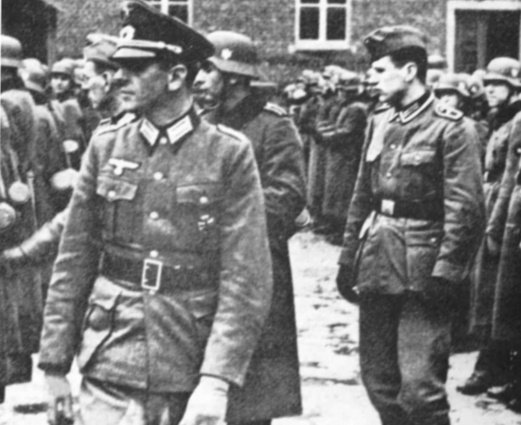 Hauptman Hans Jurgen Rudolf dow&oacute;dca 3. Kompanii batalionu Brandenburg podczas inspekcji oddziału przed operacją Seel&ouml;we Fot. http://www.pinterest.com/pin/558376053770192283/&nbsp;