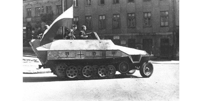 Zdobyty podczas Powstania Warszawskiego niemiecki transporter opancerzony Sd. Kfz 251 Fot. S. Braun/Wikipedia Commons
