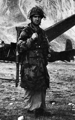 Jedna z pierwszych „bojowych” akcji FG-42. Falschirmjäger uczestniczący w akcji oswobodzenia Benito Mussoliniego 12 września 1943 r