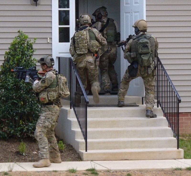 operatorzy jednostki hrt fbi podczas treningu z użyciem amunicji markujacej simmunition