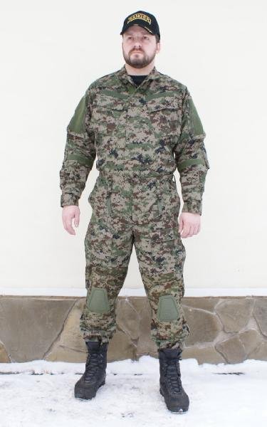 żołnierz w mundurze z kamuflażem surpat
