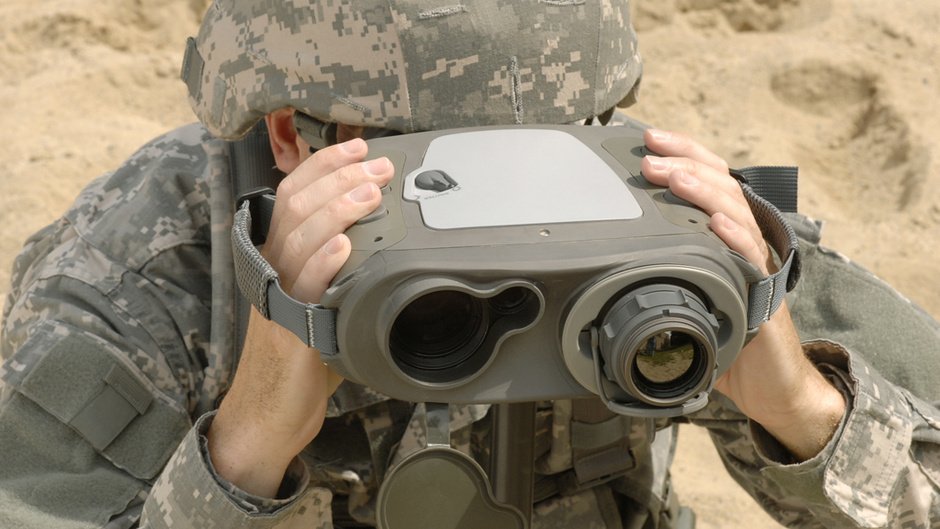 żołnierz używający Target Reconnaissance Infrared Geolocating Rangefinder (TRIGR)