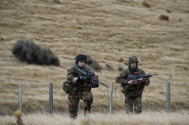 testy kamuflażu przez żołnierzy w Nowej Zelandii