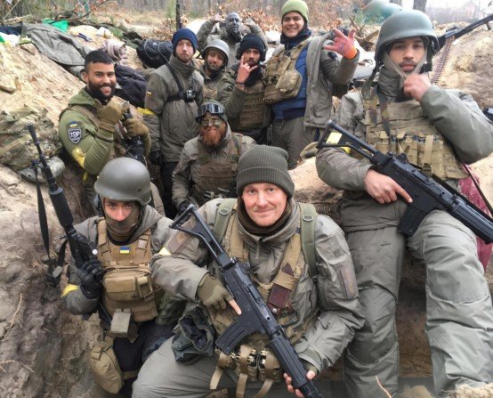 Międzynarodowi ochotnicy służący w Legionie w okopach. Fot. Ministerstwo Obrony Ukrainy