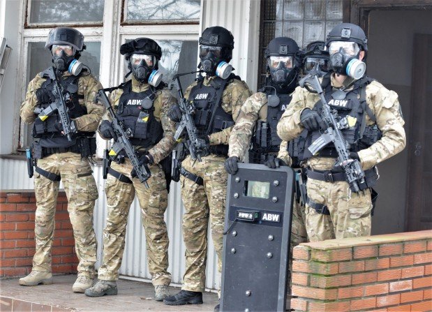Funkcjonariusze Wydziału Piątego ABW Fot. ABW.
&nbsp;