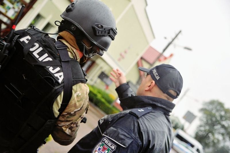 antyterrorysta rozmawiający z policjantem