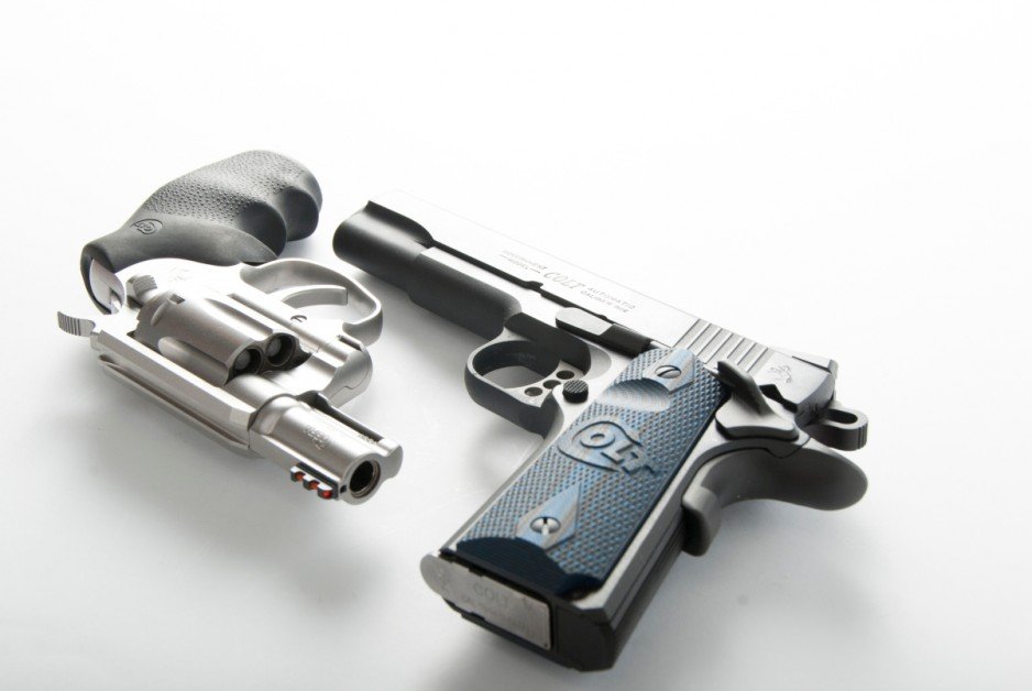 dwa pistolety firmy colt