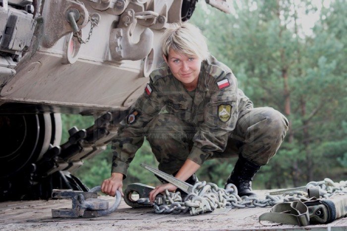 kobieta żołnierz przy czołgu