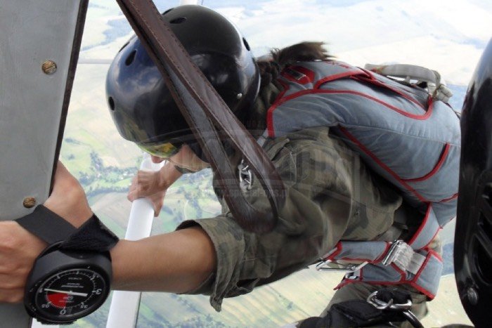 kobieta żołnierz skacząca ze spadochronem
