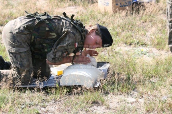 kobieta żołnierz wykonująca sztuczne oddychanie