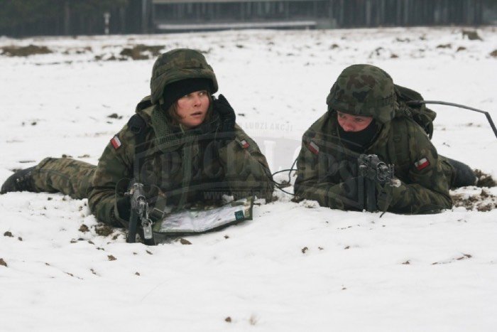 żołnierze celujący z broni na śniegu