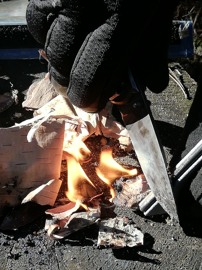 rozpalanie ognia za pomoca noża i krzesiwa