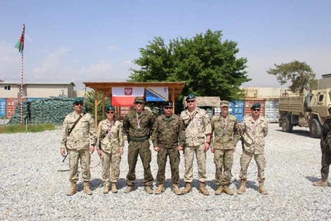 uczestnicy półmaratonu komandosa w Afganistanie