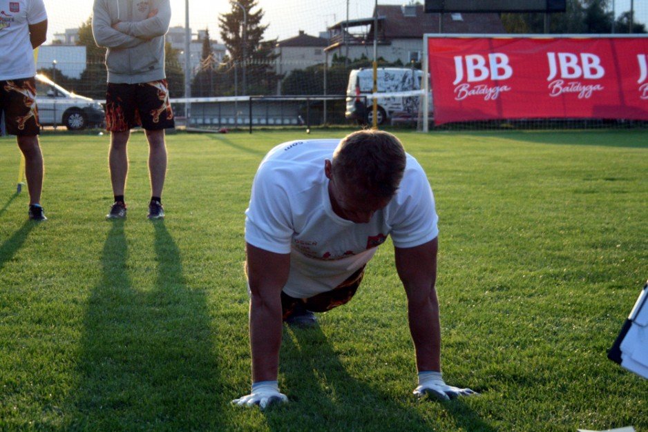 zawody w wyciskaniu pompek na gorzowskim stadionie