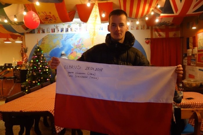 żandarm z podpisaną flagą Polski