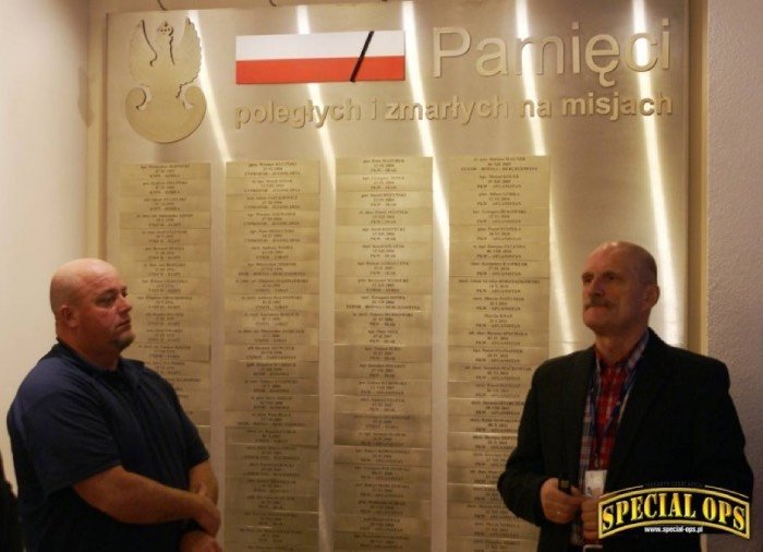 członek Navy SEALs Fund i Andrzej Korus przy tablicy poległych żołnierzy