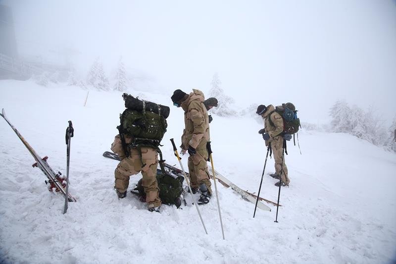 czterech żołnierzy w górach