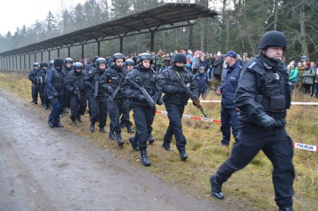 funkcjonariusze policji podczas ćwiczeń zgrywających Koniczyna 2016