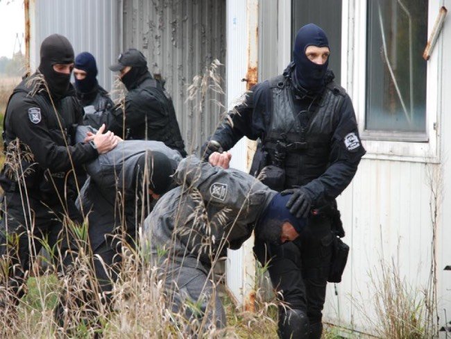 funkcjonariusze wyprowadzający podejrzanych podczas ćwiczeń w Ostrowie Wielkopolskim