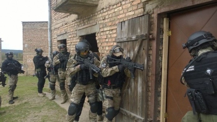 Funkcjonariusze WZD podczas ćwiczeń na zewnątrz budynku w Wędrzynie
