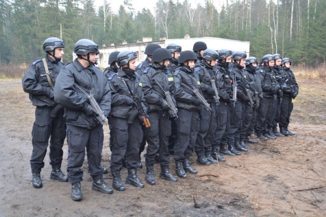 grupa funkcjonariuszy policji podczas ćwiczeń Koniczyna 2016