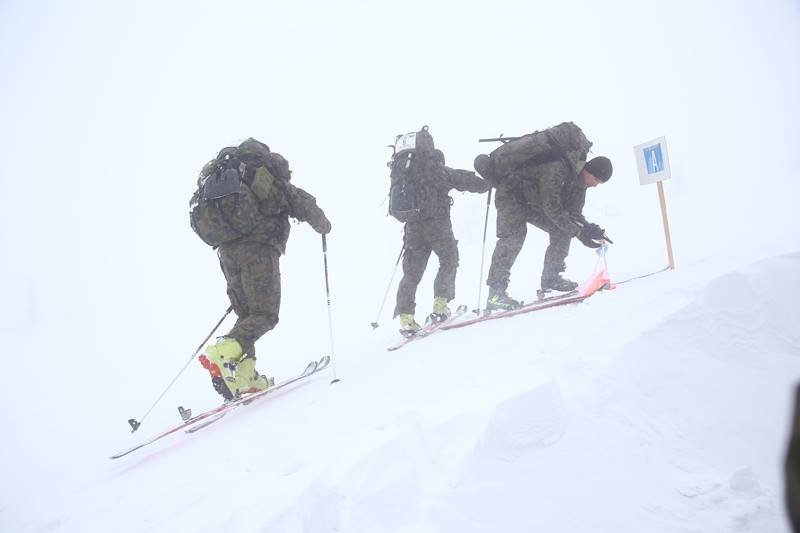 grupa żołnierzy na nartach biegowych