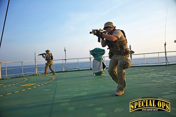Przeciwdziałanie rozbojom pirackim Zbrojna asysta na statkach