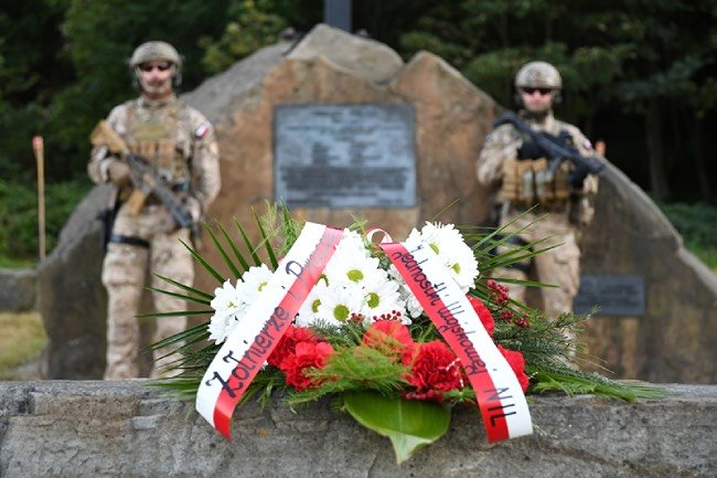 obelisk upamiętniający żołnierzy AK 