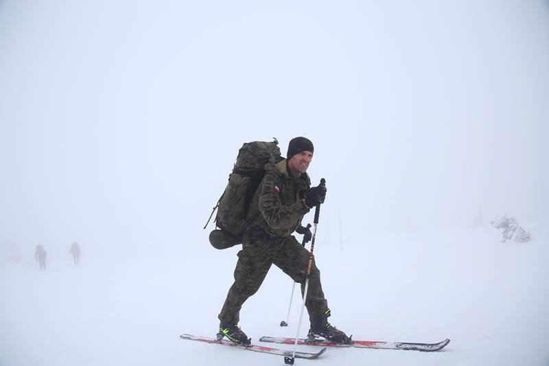 żołnierz na nartach biegowych