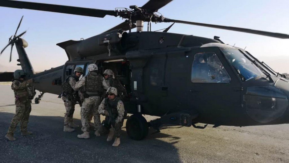żołnierze przy helikopterze