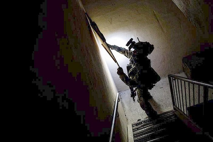operator sil specjalnych rumunii przeszukuje kryjowke wroga w poszukiwaniu danych wywiadowczych 2 1