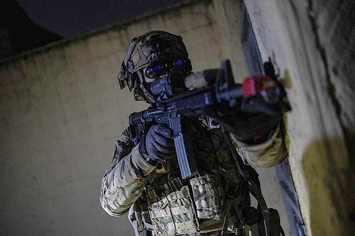 operator sil specjalnych rumunii przeszukuje kryjowke wroga w poszukiwaniu danych wywiadowczych