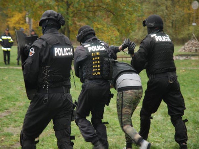 policjanci prowadzący przestępcę podczas ćwiczeń