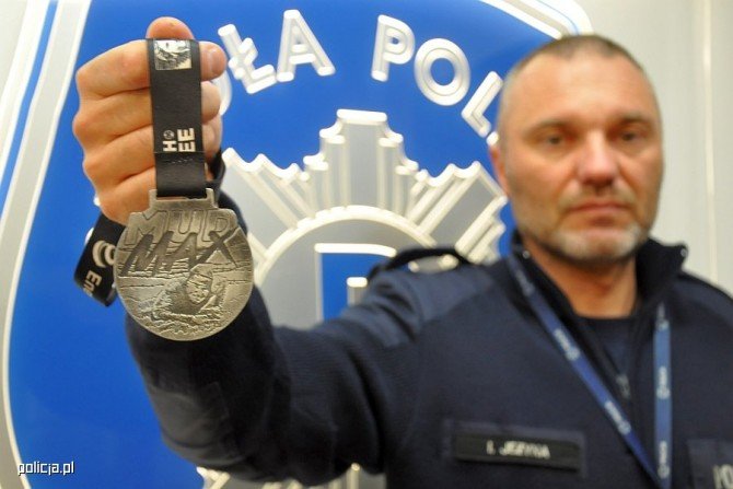 policjant z medalem