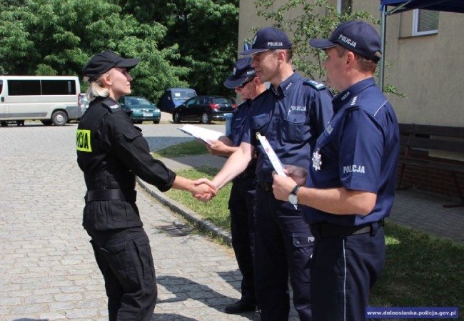 policjantka odbierająca certyfikat ukończenia zawodów