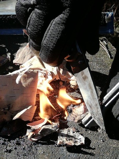 rozpalanie ognia za pomocą noża i krzesiwa