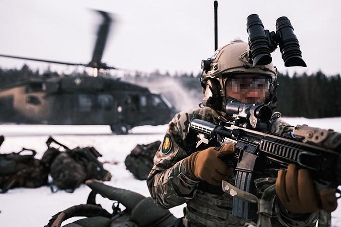 rumunski operator sil specjalnych z 51 batalionu operacji specjalnych ochrania strefe ladowania helikoptera