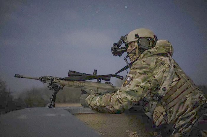 snajper rumunskich sil specjalnych zapewnia ochrone z dachu budynku podczas cwiczen combined resolve xv