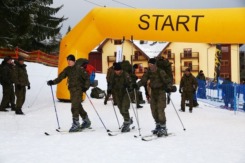 start zawodów narciarskich
