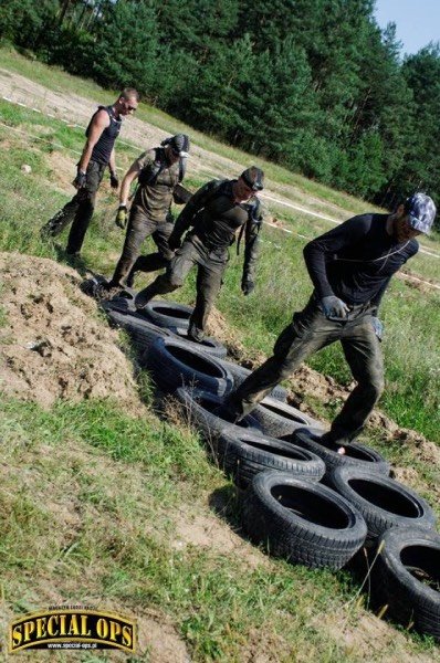 tor przeszkód z opon samochodowych