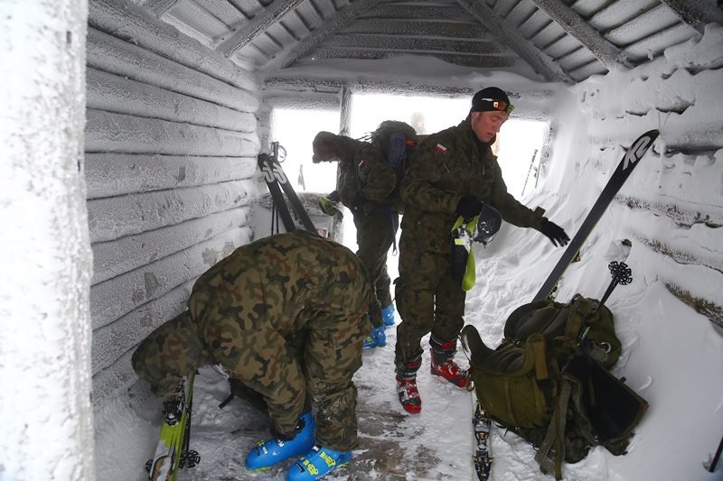 trzech żołnierzy w górskiej chatce