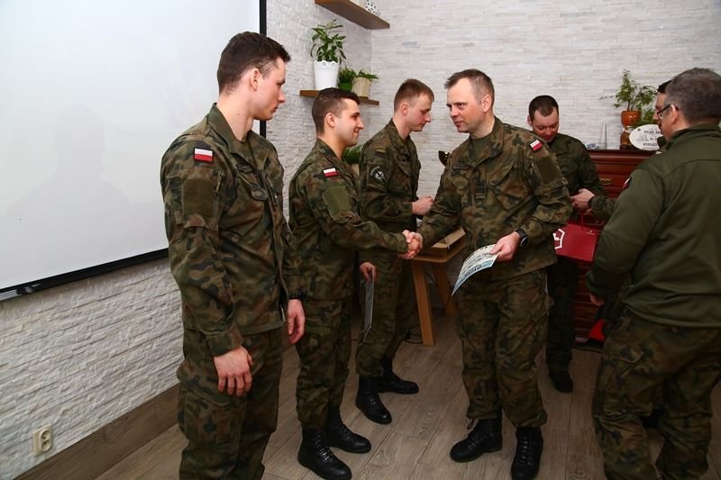 wręczanie cetryfikatu ukończenia zawodów polskim żołnierzom