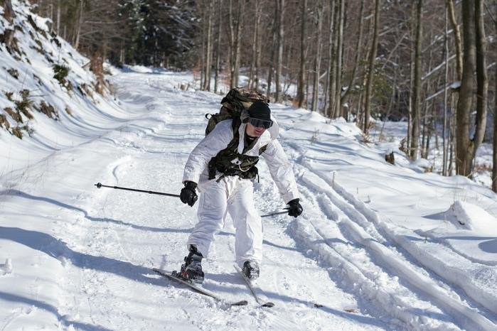 zwiadowca zjeżdżający na nartach