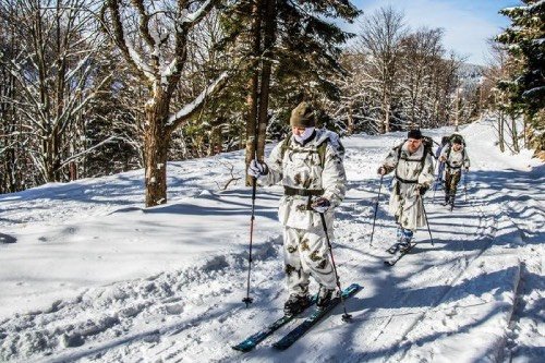zwiadowcy na nartach na zimowym szlaku