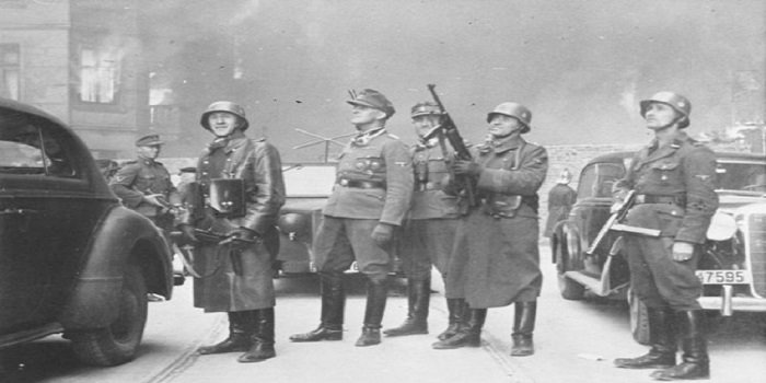Gen. Jurgen Stropp, dow&oacute;dca SS, w otoczeniu oficer&oacute;w na terenie walczącego getta warszawskiego. 1943 r. Fot. domena publiczna / Fotografia z Raportu Stroopa
&nbsp;