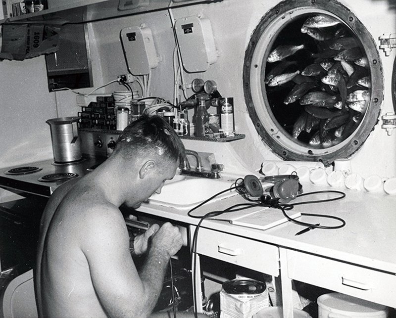 Wnętrze podwodnego labolatorium