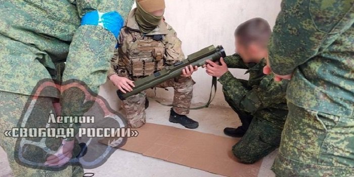 Ukraiński instruktor przeprowadza szkolenie z obsługi granatnika M72 dla żołnierzy legionu &bdquo;Wolna Rosja" Fot. Telegram
&nbsp;