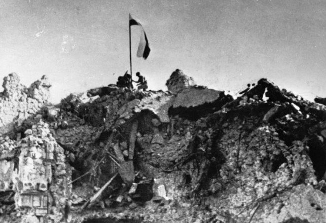 Polscy żołnierze w ruinach klasztoru Monte Cassino Fot. Wikimedia Commons