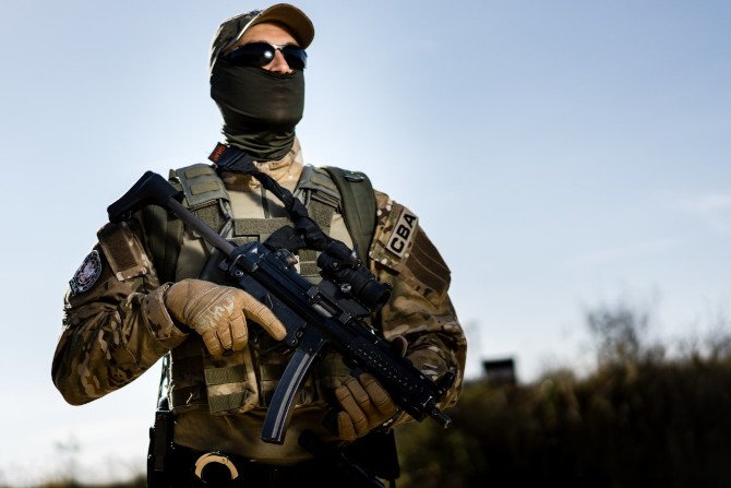 Funkcjonariusz CBA z bronią